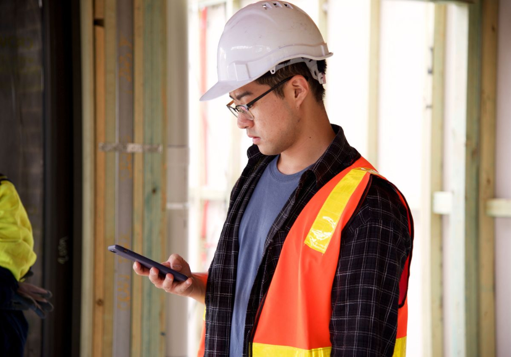 Les applications mobiles de pointage sont maintenant permises dans l&rsquo;industrie de la construction au Qu&eacute;bec